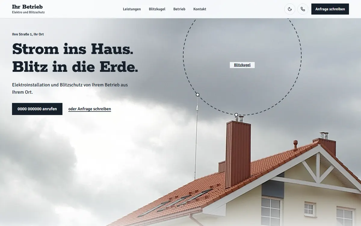 Startseite einer Vorschau für einen Elektrobetrieb: Überschrift „Strom ins Haus. Blitz in die Erde.“ über einem Hausdach mit Blitzschutzstange