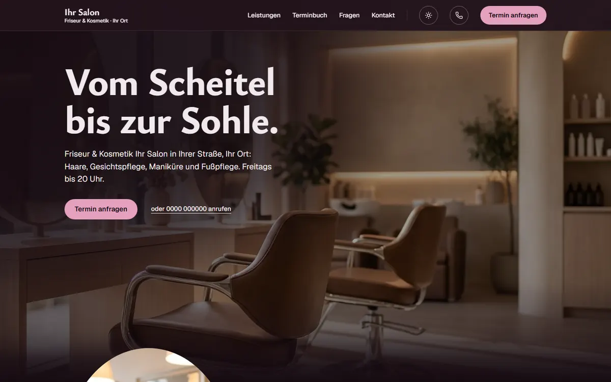 Startseite einer Vorschau für einen Friseursalon: Überschrift „Vom Scheitel bis zur Sohle.“ vor einem hellen Salon mit Lederstühlen